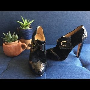 Beautiful black velvet/leather “tronchetto” shoes